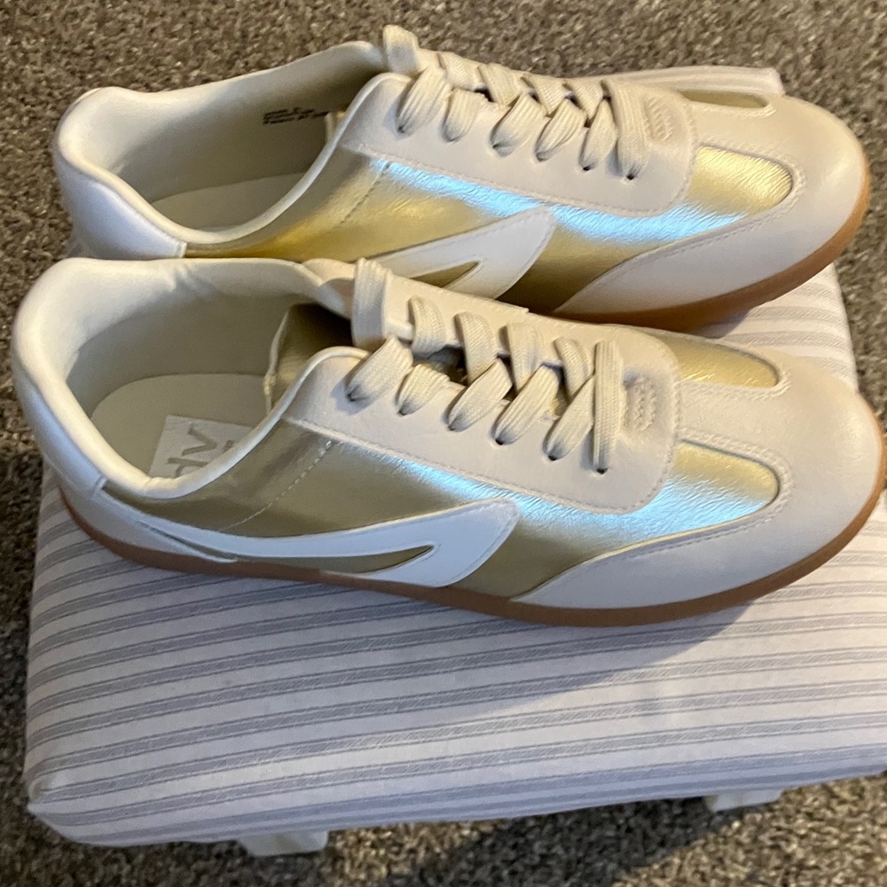 Women’s dolce-vita sneakers . NWOT - Picture 4 of 6